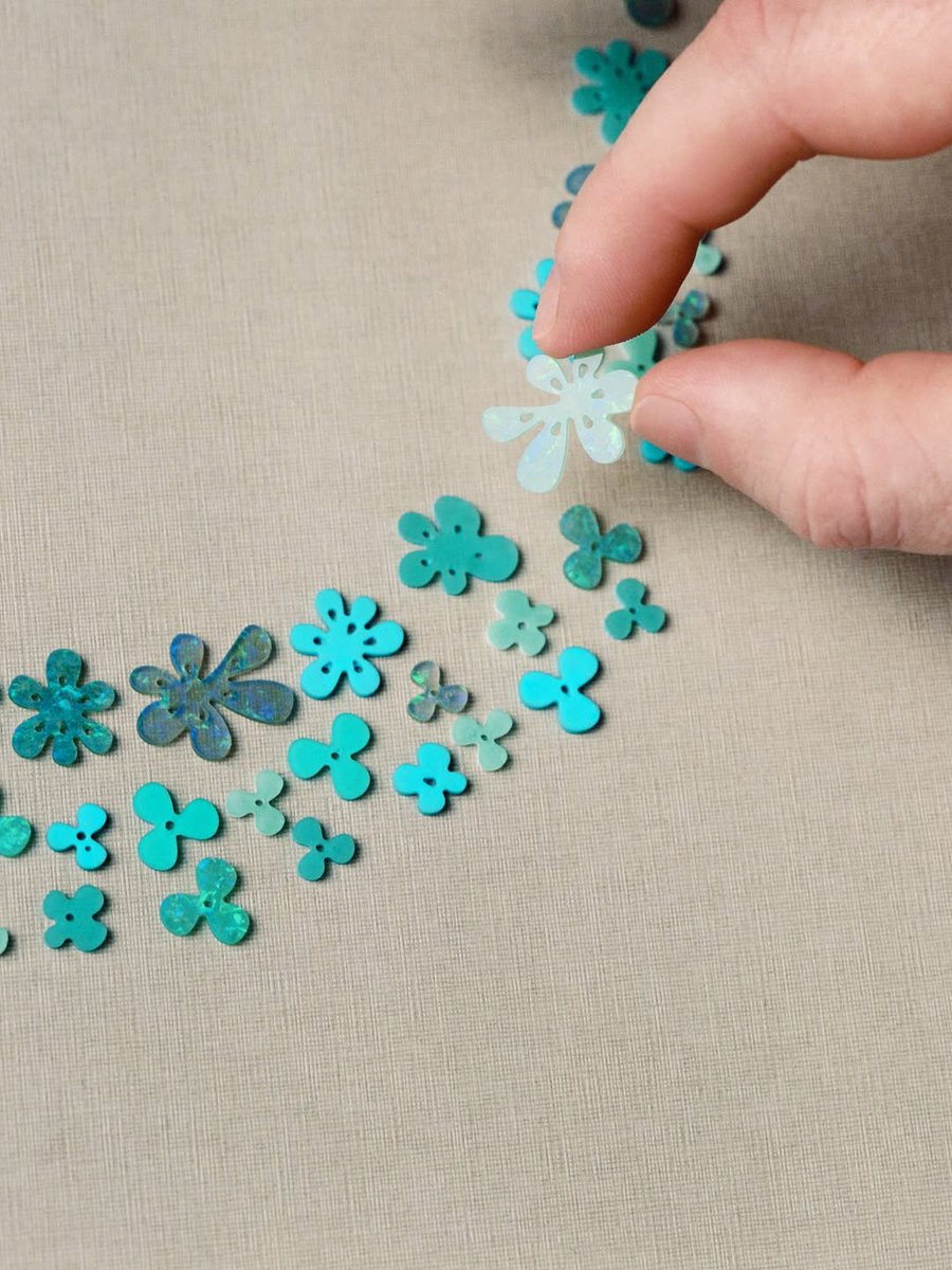 LaModeUnknown's tweet photo. In the making of 'Lucky Flowers' OPAL and TURQUOISE doublet necklace from 'Diorissima' high jewelry collection of ✨️Dior✨️ by Victoire de Castellane, where two thin slices of stone are layered over each other to create a hued dégradé. https://t.co/pwXVjKQnUS