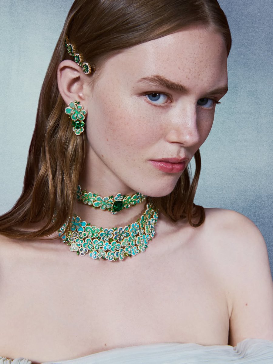 LaModeUnknown's tweet photo. In the making of 'Lucky Flowers' OPAL and TURQUOISE doublet necklace from 'Diorissima' high jewelry collection of ✨️Dior✨️ by Victoire de Castellane, where two thin slices of stone are layered over each other to create a hued dégradé. https://t.co/pwXVjKQnUS
