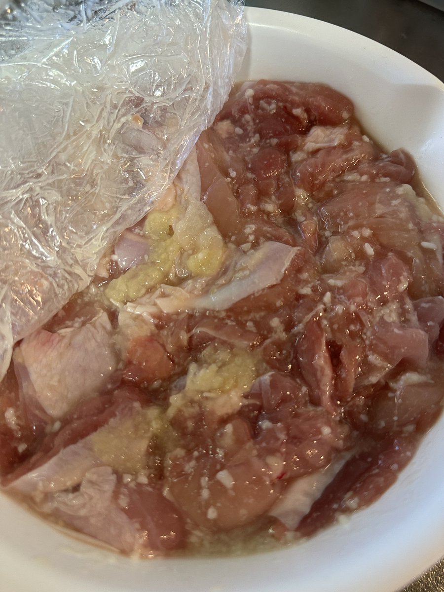 gohan717oo's tweet photo. 今日は仕事終わってじいちゃんの治療説明聞きにいって、入院送り届けて実家戻って夜ご飯の塩麹からあげ2kg揚げました。流石に疲れた https://t.co/zhuFGV0SgV