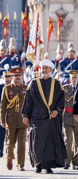 Mo7m98's tweet photo. جميلٌ ما تحمله رؤية عُمان 2040 من سمعة طيبة خارج السلطنة.

فعلى الرغم من أن كثيرين لا يلمّون بتفاصيلها التنفيذية أو برامجها المختلفة، إلا أن الصورة الذهنية السائدة عن عُمان اليوم ترتبط بشكل مباشر بالتطور العمراني، والاستقرار، والتحول الاقتصادي الذي تشهده البلاد. 

وهذا ما لمسته شخصيًا خلال رحلتي الأسبوع الماضي.

هناك ثقة متزايدة بالاقتصاد العُماني، ونظرة إيجابية ترى في عُمان إحدى أبرز قصص النمو القادمة في المنطقة. 

وفي أذهان الكثيرين، ترتبط هذه المرحلة باسم جلالة السلطان هيثم بن طارق - حفظه الله ورعاه - وبمشروع نهضوي اقتصادي تقوده رؤية عُمان 2040.

وفي المقابل، يتفق كثيرون على وجود فجوة تسويقية كبيرة لا تعكس حجم ما تمتلكه عُمان من مقومات طبيعية، وفرص استثمارية، ومنجزات تنموية، ورؤية واضحة للمستقبل.

لذلك أعتقد أن الوقت قد حان للانتقال في تسويق رؤية عُمان 2040 من التركيز على الاجتماعات والزيارات والمؤشرات والمستهدفات، إلى إبراز الممكنات التي تتيحها الرؤية، والفرص التي تخلقها، والمسار الواضح الذي يقود إلى تحقيق أهدافها.

لا ينبغي أن يقتصر حضور الرؤية على الفعاليات والاجتماعات، أو أن ينحصر ظهور شعارها في المناسبات الرسمية. بل يجب أن تتحول إلى قصة وطنية تُروى للعالم، وعلامة تعكس ما تشهده عُمان من تحول اقتصادي وعمراني وتنموي.

اليوم، ومع الزخم الدولي المتنامي، والطموح الكبير الذي يقوده جلالة السلطان هيثم للنهوض بالاقتصاد العُماني، تبدو الفرصة مهيأة أكثر من أي وقت مضى لتقديم عُمان للعالم بالصورة

نعوّل كثيراً على الهوية الترويجية الوطنية لتقديم صورة ذهنية جديدة للسلطنة خارجياً

ومع ذلك، أعتقد أن من المهم أن ينهض الجميع بهذه المسؤولية؛ فاليد الواحدة لا تصفق، وبناء الصورة الذهنية لعُمان وتعزيز حضورها عالميًا مسؤولية مشتركة تتطلب تضافر الجهود.