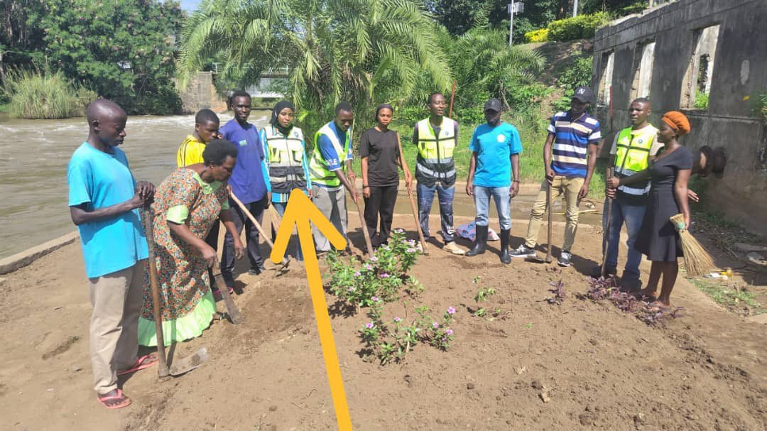 RYVCPWestern's tweet photo. Urubyiruko rw’Abakorerabushake twitabiriye umuhango wo gukura ikiriyo cya mugenzi wacu w’Umukorerabushake Zabibu witabye Imana ari mu kazi ku bwitange mu Karere ka Rusizi, twafashe mu mugongo umuryango we,

Ubumwe bwacu nizo  MBARAGA zacu @RusiziYouth @RwandaYouthVol1 https://t.co/5vCac0jxch