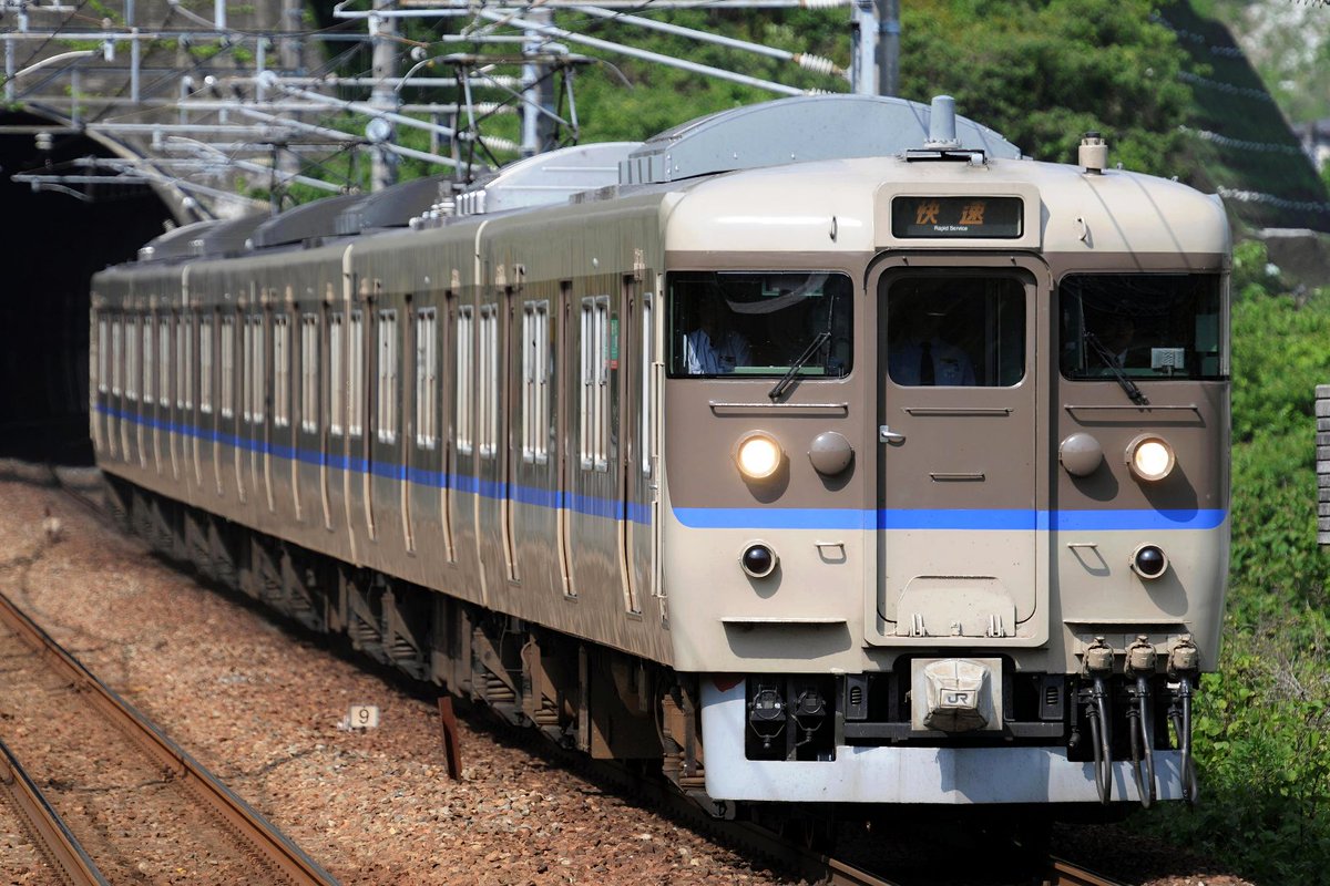 Tc103_846's tweet photo. 京都113系8両貫通T3編成はATS-Pを搭載してたため、福知山線脱線事故後にサハ111を外した6両で再び宮原へ戻りました。運用は福知山線に限られており、2012年3月改正まで朝と夕方以降の普通や快速で運用されました。
写真2枚目は1枚目のスカート部を拡大したもので、T3の文字が少し見えますね。 https://t.co/nOFy0qhk68