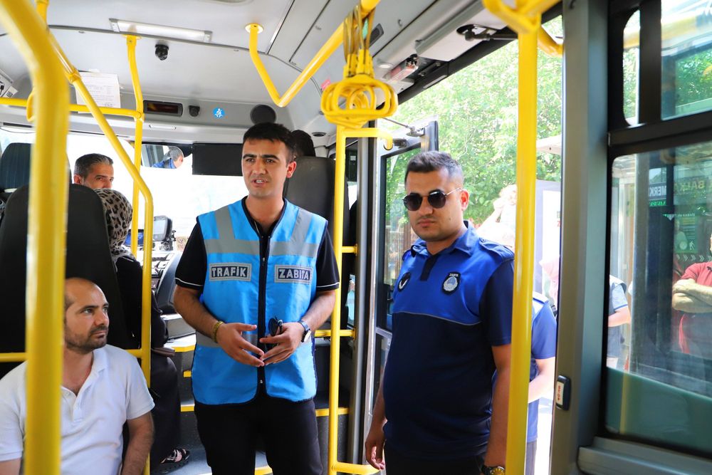 diyarbakirbld's tweet photo. 🚍 Özel Halk Otobüslerinde Kartlı Sisteme Geçildi, Denetimler Başladı 🪪

📌 Büyükşehir Belediyemiz ile özel halk otobüsleri kooperatifleri arasında imzalanan protokol kapsamında bugünden itibaren (1 Haziran) özel halk otobüslerinde elden nakit ödeme tamamen sona erdi. Yeni uygulamayla birlikte yurttaşlar, ulaşım ücretlerini Diyarkart ve banka/kredi kartı üzerinden ödeyebilecek. Uygulamanın başlamasıyla birlikte Zabıta Dairesi Başkanlığı ekiplerimiz kent genelinde denetim çalışması gerçekleştirdi. Denetimlere SS Öz Diyarbakır Özel Halk Otobüsleri Kooperatifi ile SS 53 Nolu Kooperatifin yöneticileri de katıldı. Uygulama sayesinde ücret toplama süreçlerinin kayıt altına alınması, ulaşım hizmetlerinin daha şeffaf ve denetlenebilir hale getirilmesi hedefleniyor.

🚍 Otobûsên Gel ên Taybet Derbasî Sîstema bi Kart Bûn, Kontrolan Dest Pê Kir 🪪

📌 Di çarçoveya protokola ku di navbera Şaredariya me ya Bajarê Mezin û kooperatîfên otobûsên gel ên taybet de hatibû îmzekirin, ji îro pê ve (1ê Hezîranê) di otobûsên gel ên taybet de diravdana bi diravê rût (neqd) a bi destan bi temamî bi dawî bû. Digel sepana nû, welatî dê bikarin heqê veguhastinê di ser Diyarkart û kartên bankayê/krediyê re bidin. Bi destpêkirina sepanê re, tîmên me yên Serokatiya Daîreya Zabiteyê li seranserî bajêr xebateke kontrolkirinê pêk anîn. Rêveberên Kooperatîfa Otobûsên Giştî yên Taybet a SS Oz Diyarbakir û Kooperatîfa bi Jimara SS 53yan jî beşdarî kontrolan bûn. Bi saya vê sepanê tê armanckirin ku pêvajoyên berhevkirina heqan bikeve bin qeydê û karûbarên veguhastinê hîn bêtir şefaf û kontrolbar bibin.

🚍 Otobusanê Şarî yê Taybetîyan de Sîstemê Karte Ame Bicaardene, Kontrolan Dest Pêkerd 🪪

📌 Çarçewaya protokolî de ke mabênê Şaredarîya ma ya Şaristanê Girdî û koperatîfanê otobusanê şarî yê taybetîyan de ame îmzakerdene, ewro ra nat (1ê Hezîrane) otobusanê şarî yê taybetîyan de heqdayîşê pereyî yê bi destan bi temamî qedîya. Bi tatbîqê neweyî, hemwelatîyî do heqê resî pê Diyarkartî û kartê bank/krediyî bidê. Bi destpêkerdişê tatbîqî, ekîbanê ma yê Serekîya Daîreya Zabita seranserê bajarî de xebata kontrolî kerde. Îdarekarê Koperatîfê Otobusanê Şarî yê Taybetîyan ê SS Oz Dîyarbakirî û Koperatîfê SSyê Hûmara 53. zî beşdarê kontrolan bîyî. Bi saya tatbîqî, yeno amanckerdene ke prosesê arêkerdişê heqî bêrê qeydkerdene û xizmetê resî bibê hîna şefaf û kontrolkerde.

#Diyarbakır #Amed