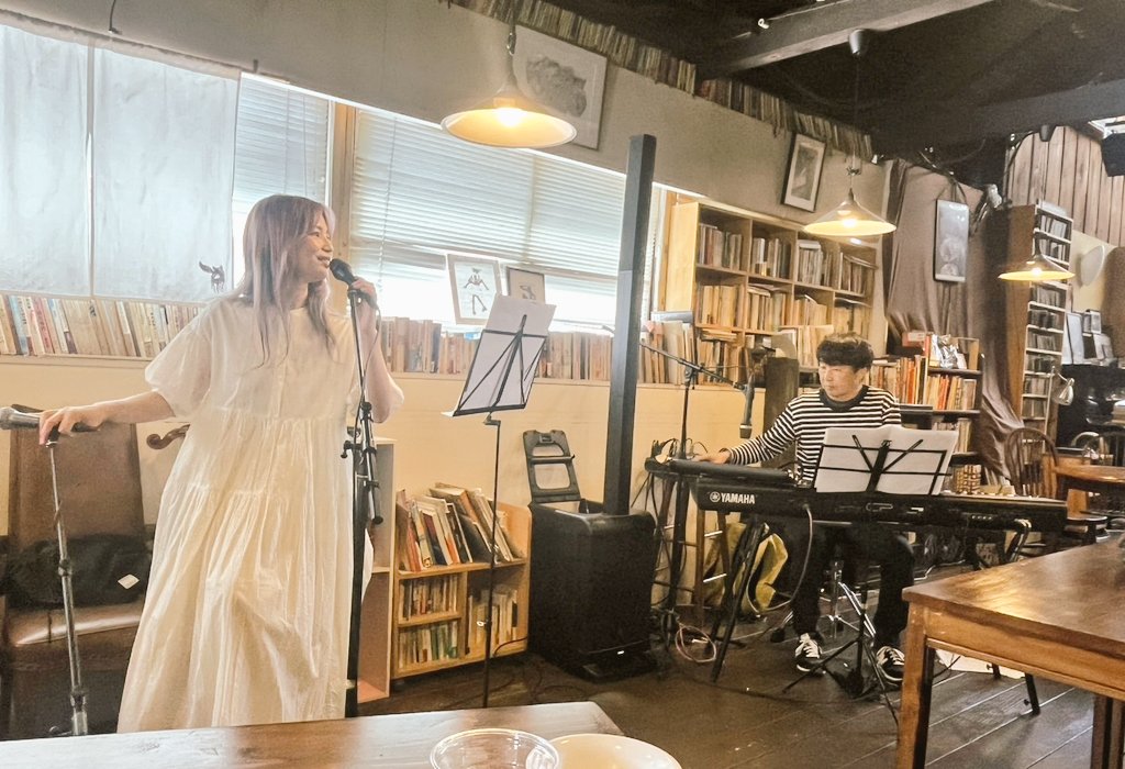 tamamikanda's tweet photo. 「音楽と食 vol.3」今回も素晴らしい時間でした。季節のスープは、カブのポタージュ。写真を撮り忘れましたが、野菜のエキスが詰まった優しいお味でした😌

直売のお野菜も生き生き♡
春菊を生でポリポリ。おやつにしています。

次回は8/8(土)です
vol.4もどうぞお楽しみに https://t.co/1ISN7iaGra