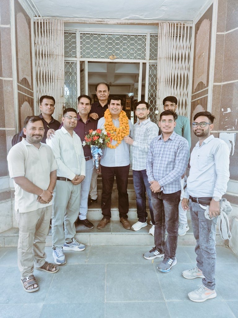 BhatiPS1's tweet photo. व्याख्याता सीधी भर्ती 24 का काउंसलिंग कार्यक्रम संगठन के प्रयासों से जल्दी जारी होने पर नव चयनित साथियों द्वारा मान सम्मान किया गया।
आपका आभार धन्यवाद।
संगठन हमेशा आपकी पैरवी में खड़ा मिलेगा।
जय संगठन जय रेसला 
@ReslaRajasthan @PRESIDENTBKN2 https://t.co/SA734xBaU8