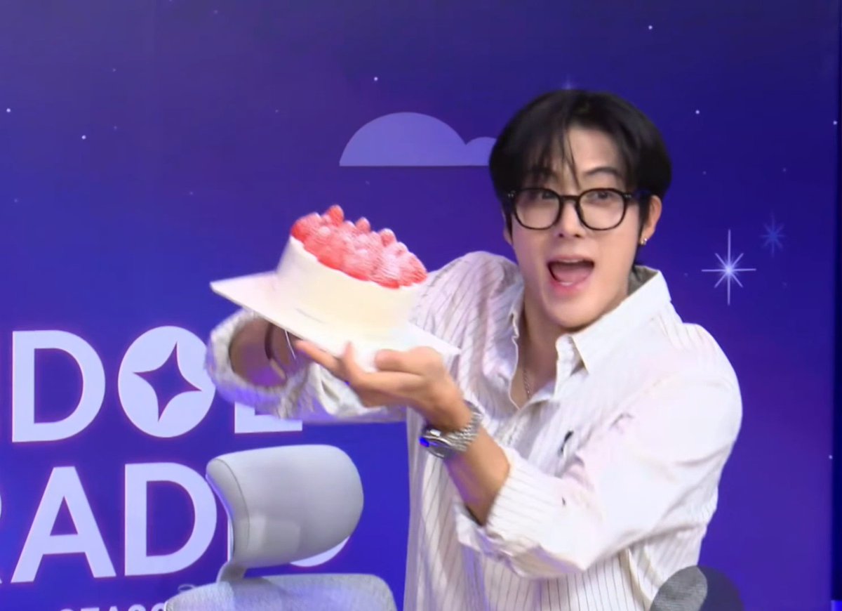 deobimom's tweet photo. eric got a cake for his 500 days ♡♡♡

he even teased about dropping the cake 😭🤣

#ERIC #에릭 
#에디500일_겟잇갓잇처하자 
#500DaysOfEDI https://t.co/yEtg9KRCJa