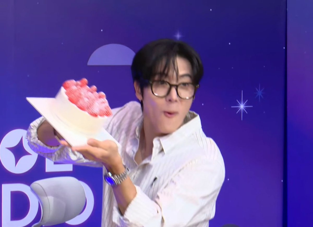 deobimom's tweet photo. eric got a cake for his 500 days ♡♡♡

he even teased about dropping the cake 😭🤣

#ERIC #에릭 
#에디500일_겟잇갓잇처하자 
#500DaysOfEDI https://t.co/yEtg9KRCJa