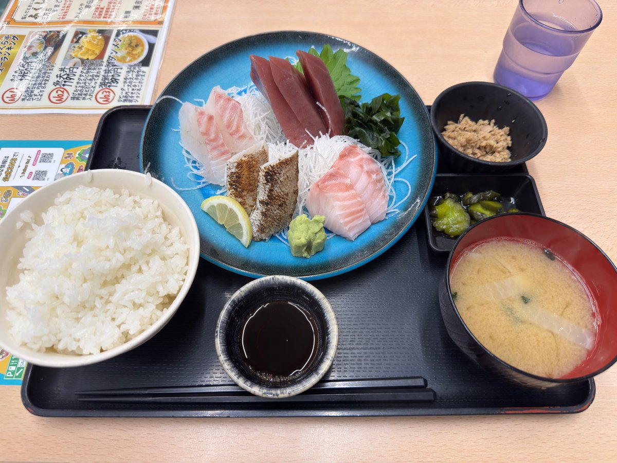 KinanKosyo's tweet photo. #常磐道 #四倉PA の刺身定食です。弊社、石巻営業所での業務の行き帰りに、下り線•上り線でお刺身定食を満喫しました。とても美味しいです。高速道路の移動中に食べられる幸せです♪

#キナン　#刺身 https://t.co/pEts4aUtKt