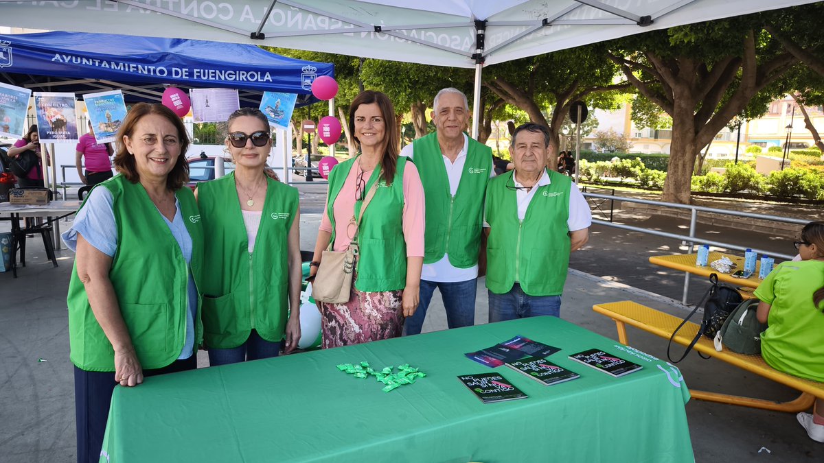 ContraCancerMA's tweet photo. La sede de @ContraCancerEs #Fuengirola también ha instaló su mesa sobre prevención de tabaco y vaper con motivo del #DíaMundialSinTabaco #quenotevendanhumo https://t.co/bxBoKAsLUU