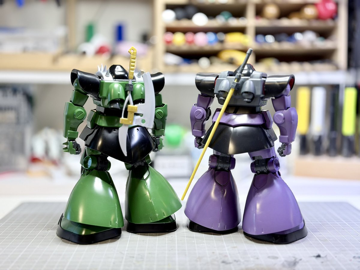 GunplaFactory's tweet photo. MG 1/100 ドム 
ドズル専用と新キットを並べてみた！

好みによるけど、

頭→キット一緒
胴体→旧がすき
肩→新がすき
二の腕→旧がすき
腕→一緒
スカート→一緒
太もも→新がすき
脚→新がすき
足→一緒

そんな気がします(´∀｀)
気のせいかも。
でもドムはええよなー

#ガンプラ https://t.co/0fz9FVhQxf