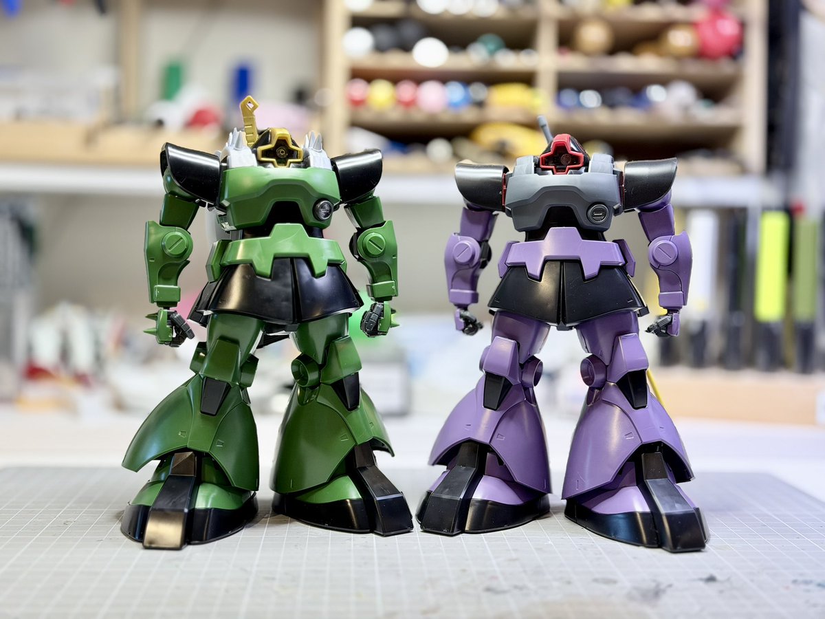 GunplaFactory's tweet photo. MG 1/100 ドム 
ドズル専用と新キットを並べてみた！

好みによるけど、

頭→キット一緒
胴体→旧がすき
肩→新がすき
二の腕→旧がすき
腕→一緒
スカート→一緒
太もも→新がすき
脚→新がすき
足→一緒

そんな気がします(´∀｀)
気のせいかも。
でもドムはええよなー

#ガンプラ https://t.co/0fz9FVhQxf