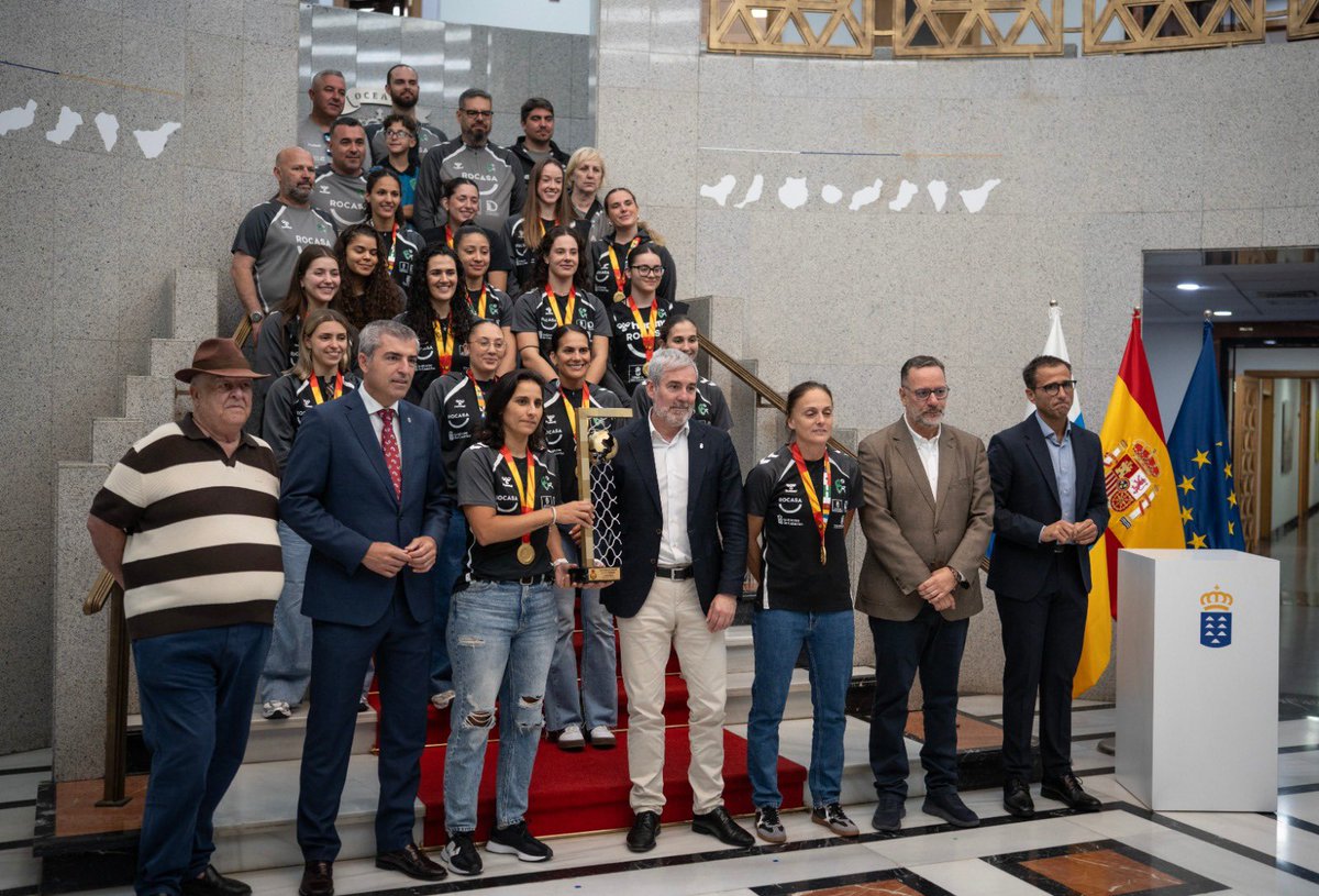 PresiCan's tweet photo. 🔵 El presidente @FClavijoBatlle destacó este lunes el regreso del @BMRemudas a lo más alto del balonmano femenino español tras recibir a las campeonas de liga junto al vicepresidente @MDominguez_Glez y el consejero de Educación @PoliSuarezgc 

⤵️

https://t.co/I1HfpHxXFZ https://t.co/ezWUhKAzEP