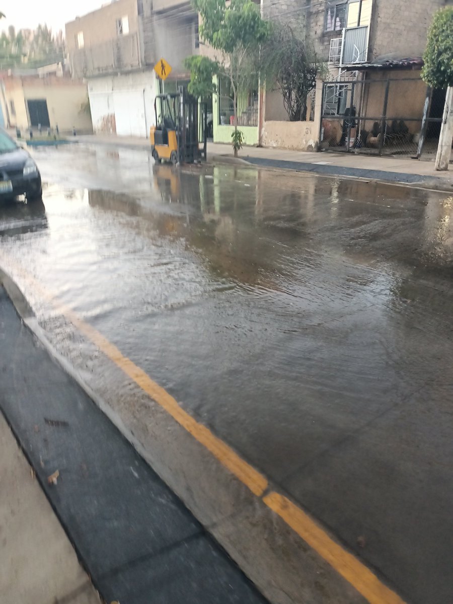 SSapacon's tweet photo. @Trafico_ZMG @siapagdl @Notisistema esta no es agua de lluvias; es de la fuga de la colonia Miramar. Ya pasaron 24 horas y el agua sigue corriendo como río. Esa agua hace mucha falta en otras colonias y acá se está desperdiciando porque no han venido a repararla. Muy triste https://t.co/0HqoR5yAbd