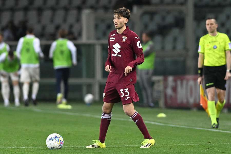 iljackmora's tweet photo. 👀 Rafael #Obrador è stato uno dei migliori della seconda parte di stagione del @TorinoFC_1906: la dirigenza granata ha già avviato i primi colloqui con il @SLBenfica per il riscatto dell’esterno 🇪🇸. 

💰 Condizioni attuali: il @realmadrid detiene ancora il 50% sulla futura plusvalenza da parte dei portoghesi (ceduto in estate 2025 per €5M proprio al Benfica), mentre il club di Lisbona mantiene il 10% sul totale della futura rivendita del giocatore. 

👉 I granata hanno un diritto di riscatto fissato a €9M ma il Toro vorrebbe rivedere le cifre dell’affare con il Benfica. La scelta dell’allenatore nei prossimi giorni sarà importante, ma il #Cairo e #Petrachi considerano il classe 2004 una pedina importante per il futuro. 

@Toro_Zone