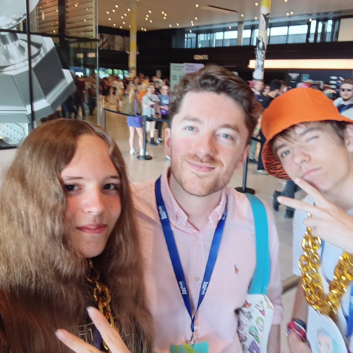 Dark_Floofer's tweet photo. @iJackeryz It was so nice meeting you!! I really couldn't have had a more lovely day. Get home savee!!^^

(I got more but i could only use 4 pics ughh) https://t.co/sKrTlXiC3s