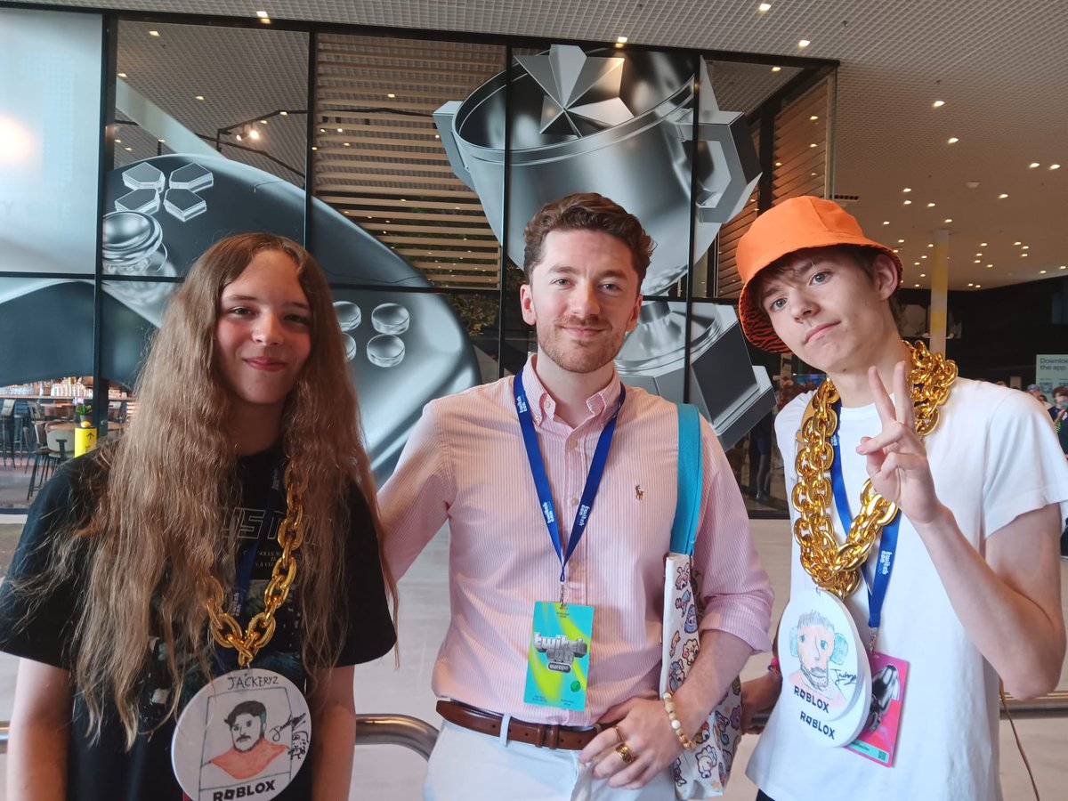 Dark_Floofer's tweet photo. @iJackeryz It was so nice meeting you!! I really couldn't have had a more lovely day. Get home savee!!^^

(I got more but i could only use 4 pics ughh) https://t.co/sKrTlXiC3s