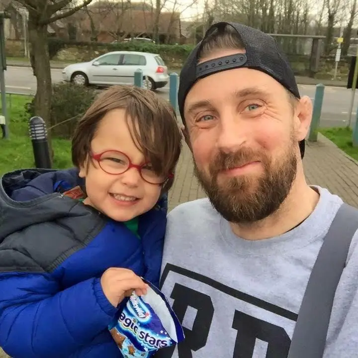 Cultination1's tweet photo. 🥹❤️‍🩹📝Ce papa a perdu son fils de 3 ans… et a écrit les 10 règles que TOUS les parents devraient suivre.

1- SERREZ vos enfants dans vos bras et dites-leur que vous les aimez aussi souvent que possible.

2- ARRÊTEZ ce que vous faites et jouez avec eux, même si ce n’est qu’une minute. Rien n’est si important qu’il ne puisse attendre.

3- PRENEZ autant de photos et de vidéos que possible.

4- Ne DÉPENSEZ pas votre argent, investissez votre temps. On ne se souvient pas de ce qu’on a acheté, mais de ce qu’on a vécu.

5- CHANTEZ des chansons ensemble. Les plus beaux souvenirs sont souvent ceux où l’on chante dans la voiture ou lorsqu’un enfant est assis sur vos épaules.

6- CHÉRISSEZ les moments les plus simples.

7- EMBRASSEZ toujours ceux que vous aimez avant de partir.

8- FAITES les courses, les trajets en voiture ou les promenades jusqu’au magasin en racontant des blagues et en riant. La vie est trop courte pour s’ennuyer.

9- NOTEZ les choses drôles ou mignonnes que disent et font vos enfants. Vous serez heureux de pouvoir les relire plus tard.

10- Si vos enfants sont encore auprès de vous… vous êtes bénis.
(Mirror)