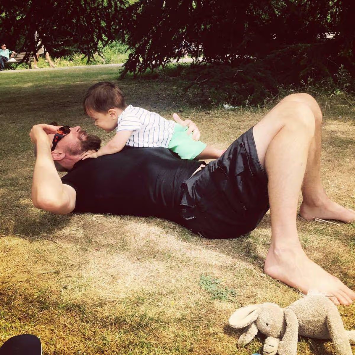 Cultination1's tweet photo. 🥹❤️‍🩹📝Ce papa a perdu son fils de 3 ans… et a écrit les 10 règles que TOUS les parents devraient suivre.

1- SERREZ vos enfants dans vos bras et dites-leur que vous les aimez aussi souvent que possible.

2- ARRÊTEZ ce que vous faites et jouez avec eux, même si ce n’est qu’une minute. Rien n’est si important qu’il ne puisse attendre.

3- PRENEZ autant de photos et de vidéos que possible.

4- Ne DÉPENSEZ pas votre argent, investissez votre temps. On ne se souvient pas de ce qu’on a acheté, mais de ce qu’on a vécu.

5- CHANTEZ des chansons ensemble. Les plus beaux souvenirs sont souvent ceux où l’on chante dans la voiture ou lorsqu’un enfant est assis sur vos épaules.

6- CHÉRISSEZ les moments les plus simples.

7- EMBRASSEZ toujours ceux que vous aimez avant de partir.

8- FAITES les courses, les trajets en voiture ou les promenades jusqu’au magasin en racontant des blagues et en riant. La vie est trop courte pour s’ennuyer.

9- NOTEZ les choses drôles ou mignonnes que disent et font vos enfants. Vous serez heureux de pouvoir les relire plus tard.

10- Si vos enfants sont encore auprès de vous… vous êtes bénis.
(Mirror)