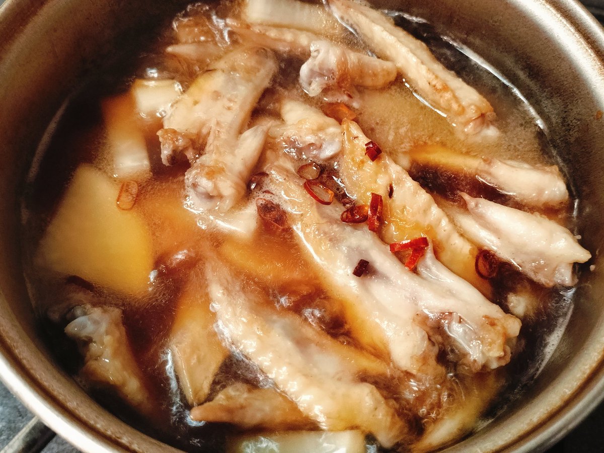 zuttappk's tweet photo. 家呑みチョイと継続中☺️…
酒肴は今喰うワケじゃない「鶏手羽先大根ピリ辛煮」の仕込み❤
せっかくだから旨いの作りながらモ少しヤるのヨ🤭！？
ホントの「手羽先」カリッと焼いて大根と煮る😋
ま、喰うのは「台風」最中かと思うと結構ワクワク楽しいヨ😁！！
#ツイッター晩酌部 https://t.co/sKXpkjg3pJ