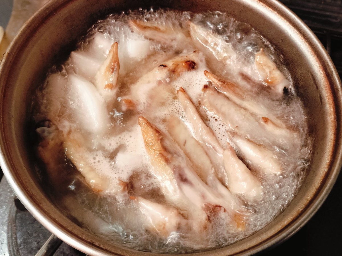 zuttappk's tweet photo. 家呑みチョイと継続中☺️…
酒肴は今喰うワケじゃない「鶏手羽先大根ピリ辛煮」の仕込み❤
せっかくだから旨いの作りながらモ少しヤるのヨ🤭！？
ホントの「手羽先」カリッと焼いて大根と煮る😋
ま、喰うのは「台風」最中かと思うと結構ワクワク楽しいヨ😁！！
#ツイッター晩酌部 https://t.co/sKXpkjg3pJ