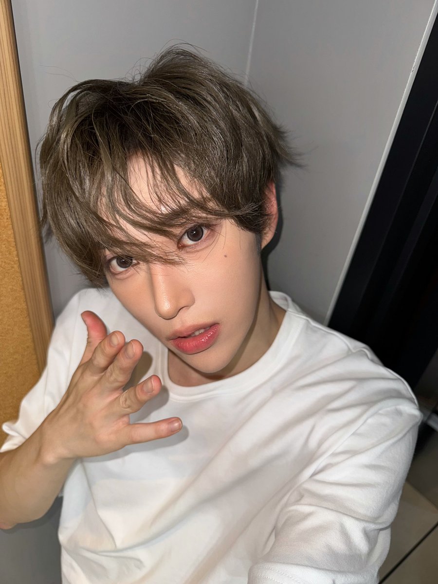 rnuvunn's tweet photo. 아니 지금 진짜 아르노 해야돼.....  풀매수해야돼 전재산 걸어야돼 아르노하라고 답답하게 ㄴㄴ 여자라면 아르노하라고 몰라서 안 하는 거 다 알아 내가 지금 알려줬으니까 같이해 https://t.co/pxucCcVBq0