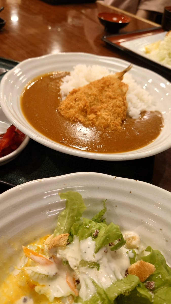 george3_'s tweet photo. 夕食は
素晴らしき「まるまつ」さんへ。
アジフライトッピングカレーと
シーザーサラダっ！ https://t.co/fLxMGkrTUm