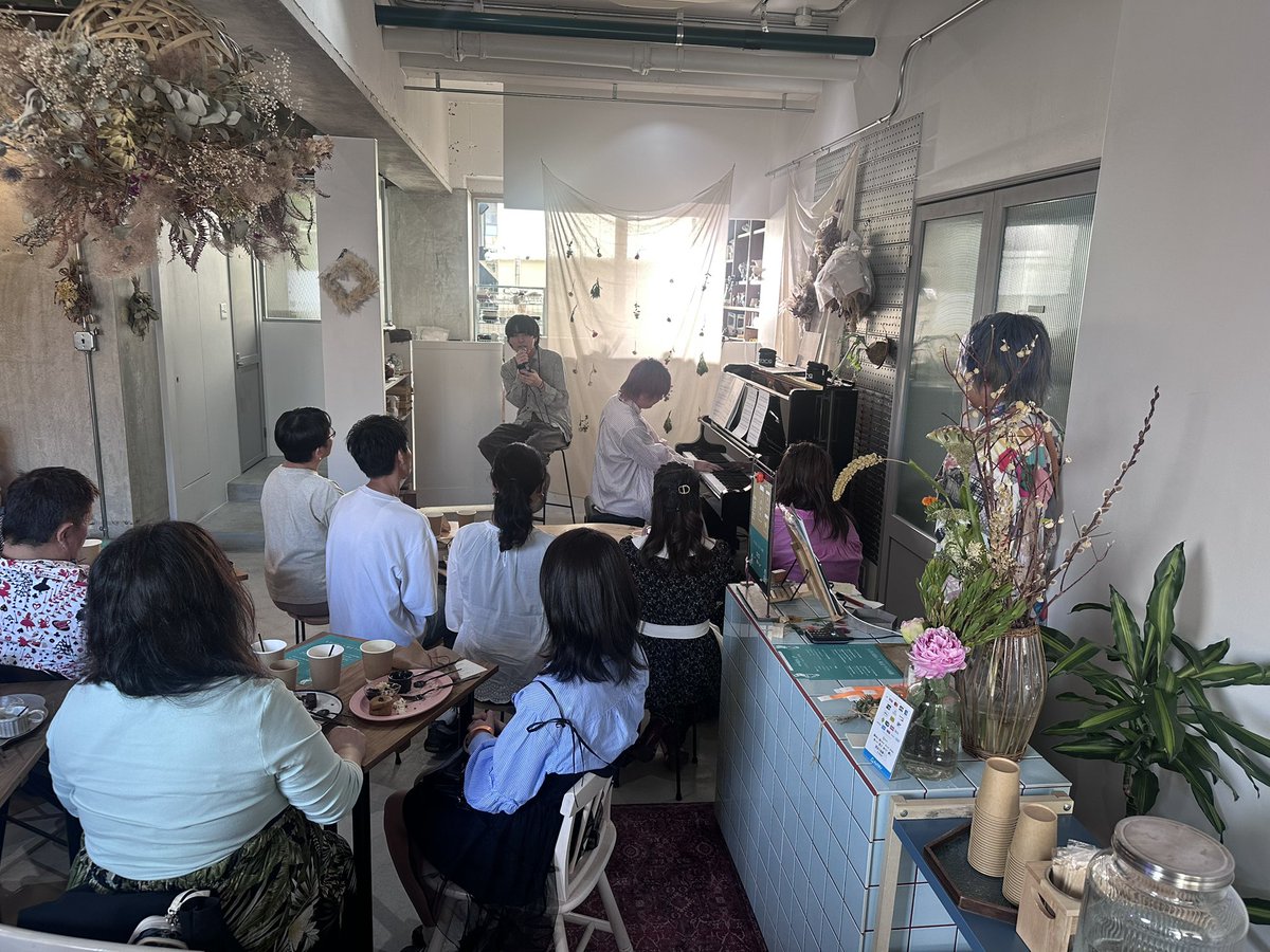hiro_pianokapi's tweet photo. YOUR LATTEオープニング記念パーティ！！

めちゃくちゃ幸せでした！！
もうこの夫婦すきすぎる。
開始早々ちゃすこさんが涙を流して、いっぱい忙しかっただろうし頑張ったんだろうな。
って思って左を見たら旦那のくどぅも泣いてて。
いや、もう好きすぎる。笑笑

ソロピアニストとしての活動も
また一つ成長に繋がったとおもいます！！

そしてもう1人の出演者あっちゃんとは
初めましてだけど、めちゃくちゃ意気投合。
ずっと音楽一緒に奏でてた！！
また一緒にやろう！！！

きてくれた人たちも、本当にありがとうございました！！

次回は８月１日に名古屋の犬山でライブがあります！！
この日はベーゼンドルファー
グランドピアノと素敵なクラシックホールとなっております。
今回出会った方も是非、もう一度会いにきてくれるとうれしいな

本日は東京で撮影！！！