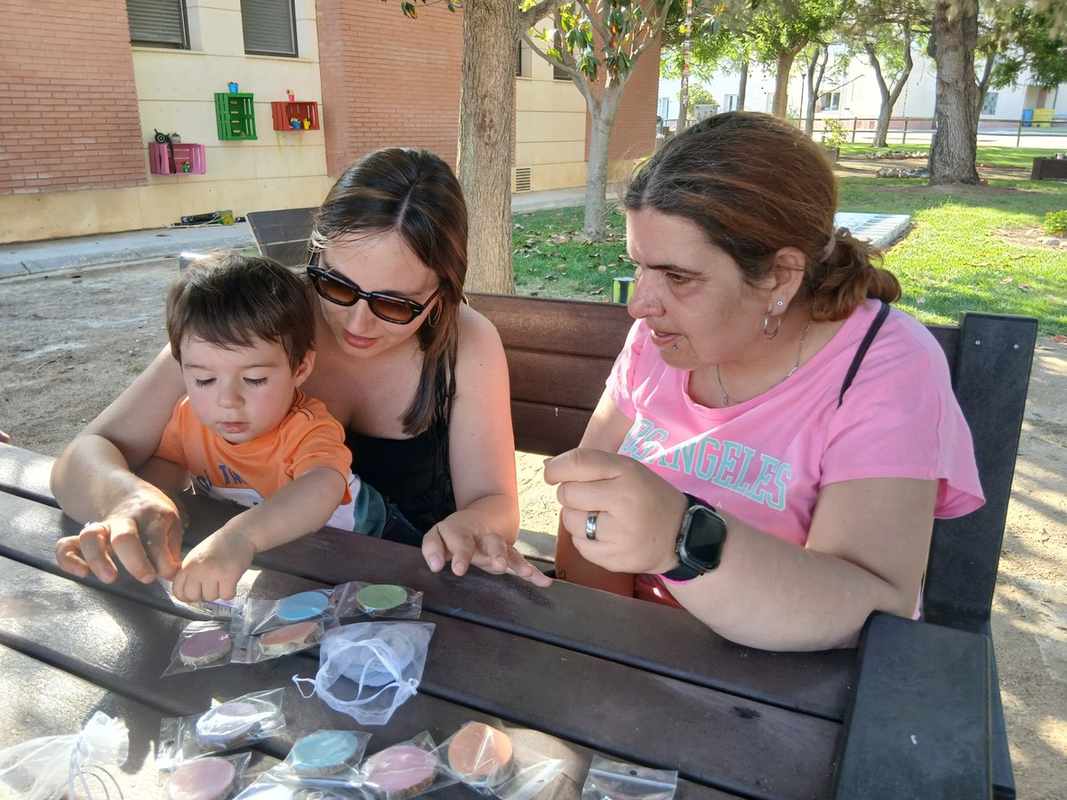 SJDTerresLleida's tweet photo. Infants de la Llar d’Infants Municipal d’Almacelles van participar el 29 de maig, en un taller multi-sensorial als Jardins Vent Seré del centre de @SJDTerresLleida. Hi prenen part educadores i persones ateses al centre d’Almacelles. https://t.co/RXOqLKTmZP