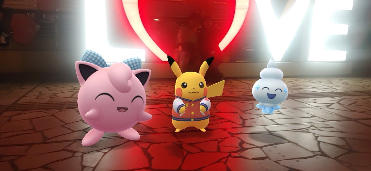 MY4705's tweet photo. ポケGOフェス記念撮影。あのアクアシティお台場もポケモンフォトスポット設置。
LOVEフォトスポットにラブカスいたり、TacoBell裏にサワムラーいたり、ニャオハ筆頭のネコ系ポケモンいたり… https://t.co/0pAit58XFM
