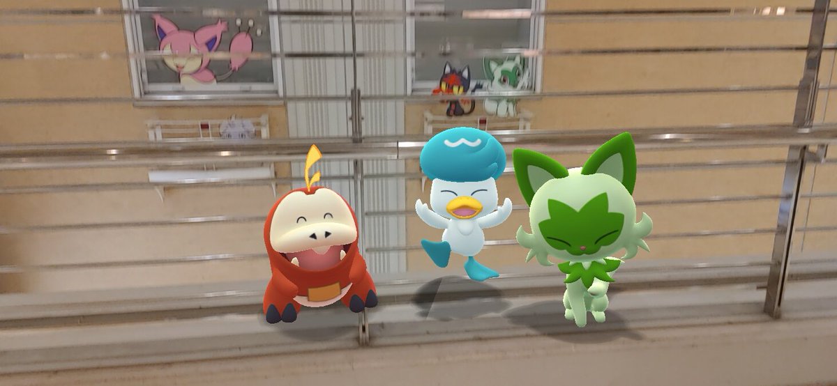 MY4705's tweet photo. ポケGOフェス記念撮影。あのアクアシティお台場もポケモンフォトスポット設置。
LOVEフォトスポットにラブカスいたり、TacoBell裏にサワムラーいたり、ニャオハ筆頭のネコ系ポケモンいたり… https://t.co/0pAit58XFM