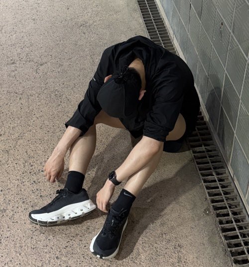 Poeticslight's tweet photo. 반바지...........Tlqkf https://t.co/kz0yJjiihU