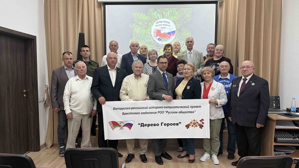RusCons_Brest's tweet photo. В Бресте состоялась пресс-конференция, посвящённая автопробегу «Содружество. Дерево Героев». Проект реализуется при поддержке Министерства обороны РФ, региональных советов ветеранов, «Русского общества», Генерального консульства РФ в Бресте. Подробнее https://t.co/EMYmQpXVOy https://t.co/aDawJaGbUq