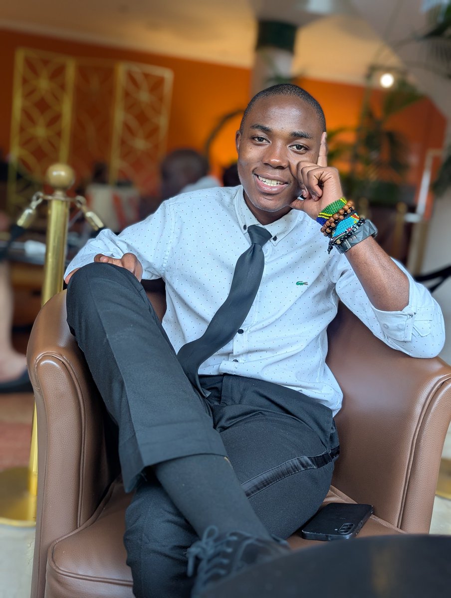 mulindwa_j49819's tweet photo. 🎂 Aujourd’hui je célèbre encore mon Anniv loin de #GOMA, Je ne vis pas je survis, Une partie de moi a été enterrée sous l’indifférence et l’inconscience notoire de #KINSHASA. Pendant que d’autres soufflent des bougies moi je pense aux victimes de #BENI, aux déplacés de guerre... https://t.co/6bsKv2P7Ca