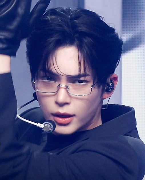 flwrlocker's tweet photo. this is my favorite look in sung hanbin's entire career.. like those glasses really hit different

#SUNGHANBIN #성한빈 #ソンハンビン https://t.co/uPjlxySbvO