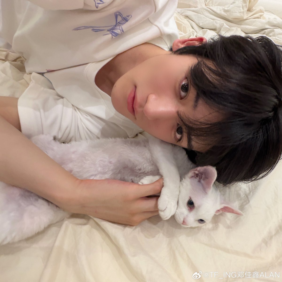 North_Lomalemon's tweet photo. ฮีถ่ายรูปยัยจิ่วตลกมาก แต่ถ่ายรูปยูยูน่ารักมาก 5555555555 

เคยมีคนถามในไลฟ์ฮีวันก่อนว่าแบบ ถ้าเกิด 19 กับ UU ตกน้ำพร้อมกัน เจียซินจะเลือกช่วยใคร ฮีตอบอย่างไม่ลังเลเลยว่าจะช่วย UU เพราะว่า 19 มีไขมันเยอะไม่จมแน่นอน 555555555555 วงวารยัยจิ่ว ขนาดพ่อยังบุลี่ว่าอ้วนเลย 5555555555555 https://t.co/GZjm1k3mnz