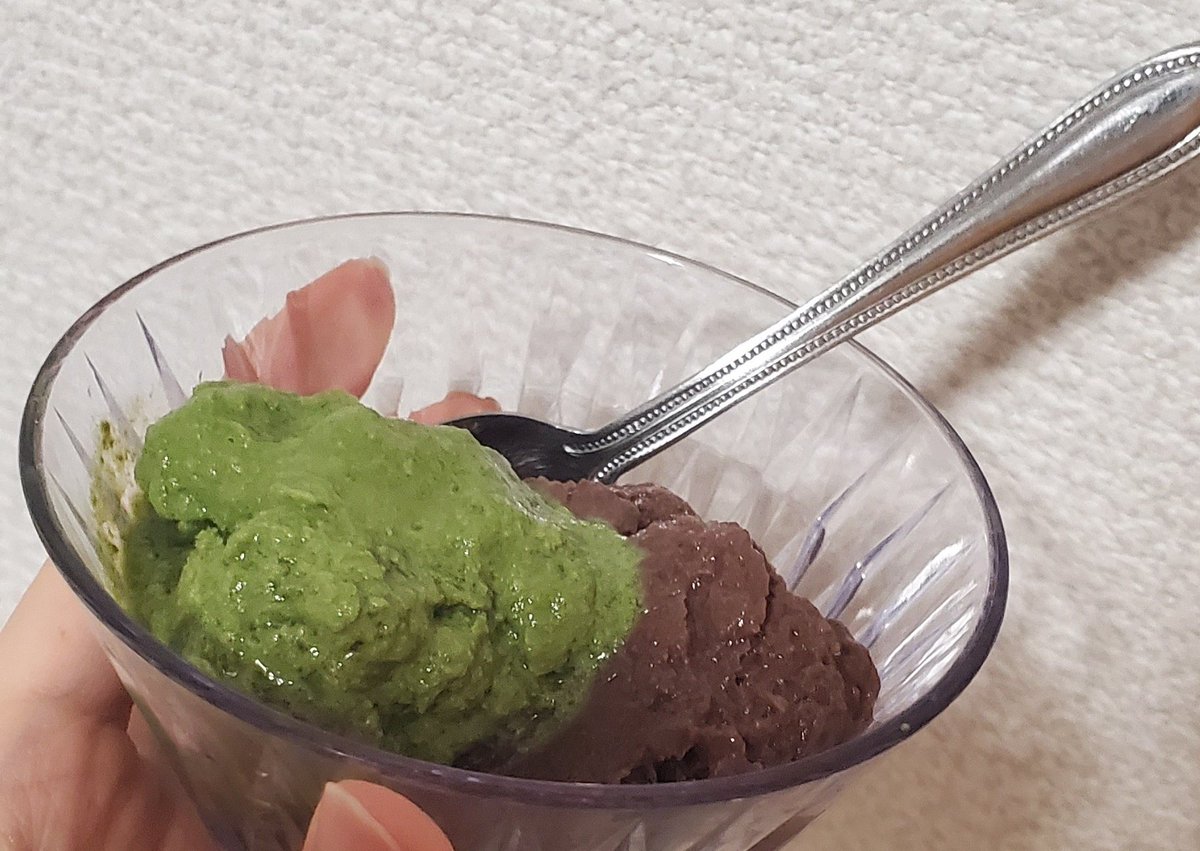Kami_7aka's tweet photo. 暑すぎるので豆腐で抹茶とココアのアイスを作ってみましたがシャーベットみたいになってしまった…🍨
改良の余地あり(´・ᾥ・｀) https://t.co/4U5ImaFuAg