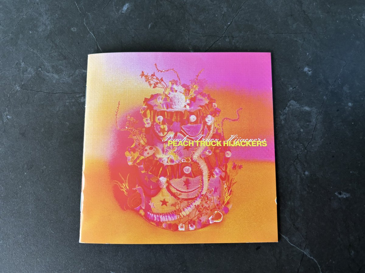 w_h_y__'s tweet photo. ↓Peach Truck Hijackersというバンド、@Balsin_com で知ったけど好きすぎてCD買った。ライブさぞかし格好いいんだろうな。 https://t.co/3ApjcjAqeC