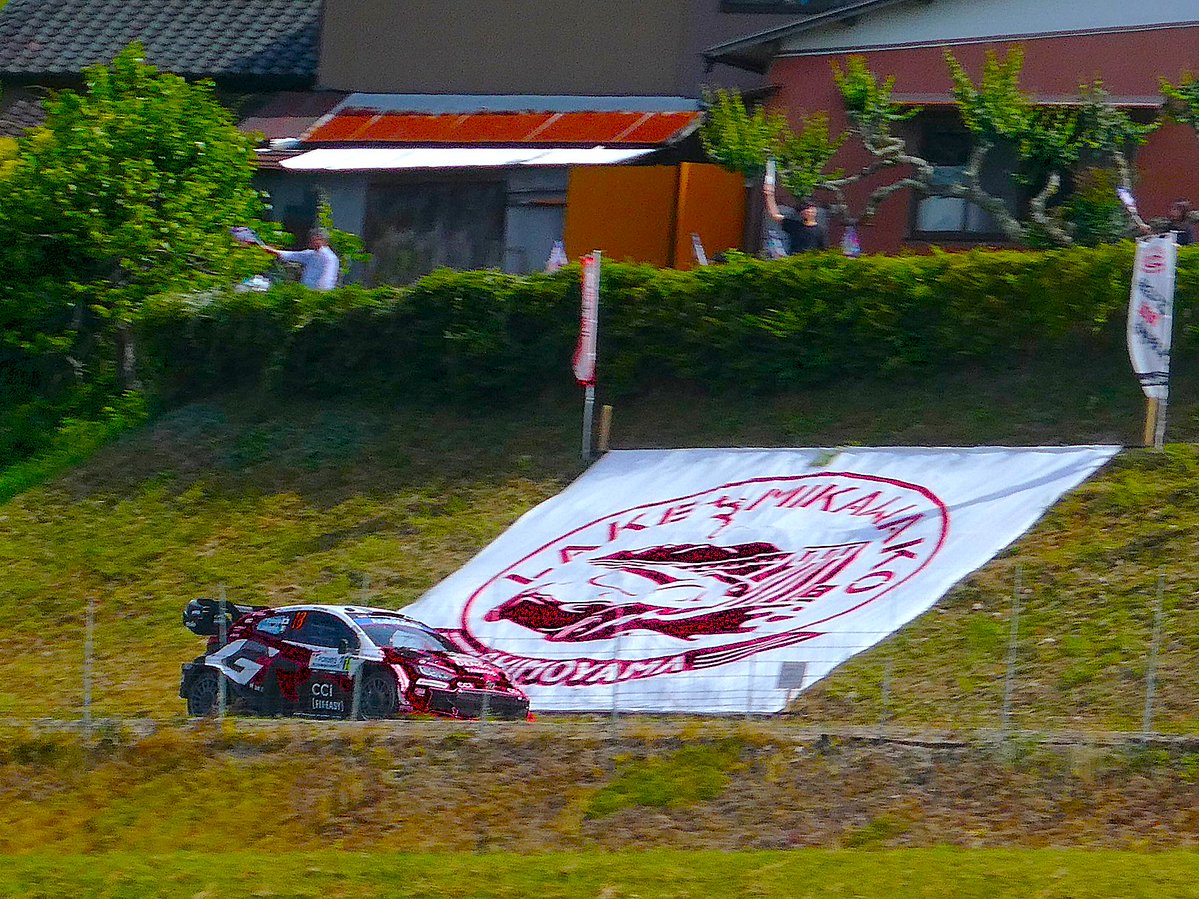 dolphin2_4's tweet photo. #ラリージャパン
@OfficialWRC 
#勝田貴元 選手 @TakamotoKatsuta 
最後まで攻めた走りを魅せてくれてありがとう！
#コンデジ撮影 https://t.co/4rnb292H8y