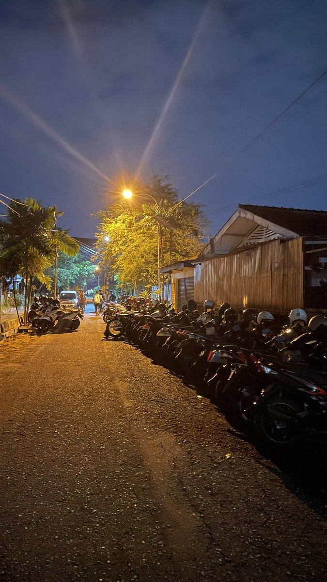 fufufata's tweet photo. nek aku narik parkir di sekre bisa untung berapa ya https://t.co/QmYppaxZiA