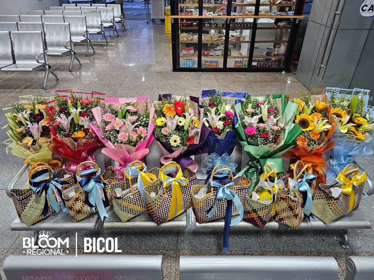 TEAMBLOOM_BICOL's tweet photo. Dios Mabalos, Blooms! 🥰

TBB’s Kaogma projects wouldn’t have been possible without the generosity of our amazing donors.

Eight bouquets of flowers and eight baskets of gifts were successfully handed to BINI during the airport salubong. 

A basket of balloons and flowers was also given to Maloi as a birthday surprise. 💛
Special thanks to @czapstans for sponsoring the cake!

Thank you once again for your trust and support, Blooms! 🌸 We hope we can count on your support again in the future. 🥰

Transparency Report: https://t.co/0CkkM7Snlv

‼️ Please note that the excess fund will be kept by the team as a fund for future events and any expenses made out of it will be properly announced. ‼️

#BINI