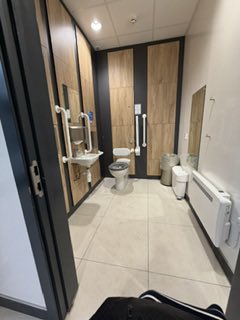 benn_elisbenn's tweet photo. Disabled toilet,&amp; 1 unisex toilet with baby changing , as-well as a gender neutral toilet in addition to normal ladies &amp; mens.
Changing Place round corner off main corridor  unfortunately O of O https://t.co/0PT0ey9SD0