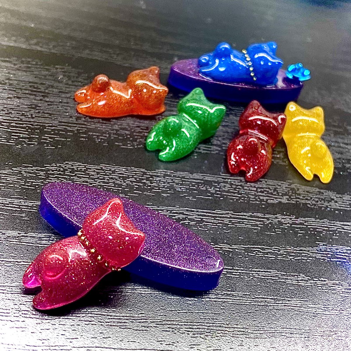 NOA_workshop's tweet photo. 〜レジ猫物語〜〈第6話〉

😺🩷「更にチヤホヤされてる…
　　　　　くやしぃ〜❗️❗️❗️」

😺🩷「薔薇ね⁉️
　　　　　薔薇が良いのね⁉️
　　　　　　　　私も手に入れるわ❗️」

つづく…

#ハンドメイド
#レジン
#猫 https://t.co/9Wh7oxUpbC