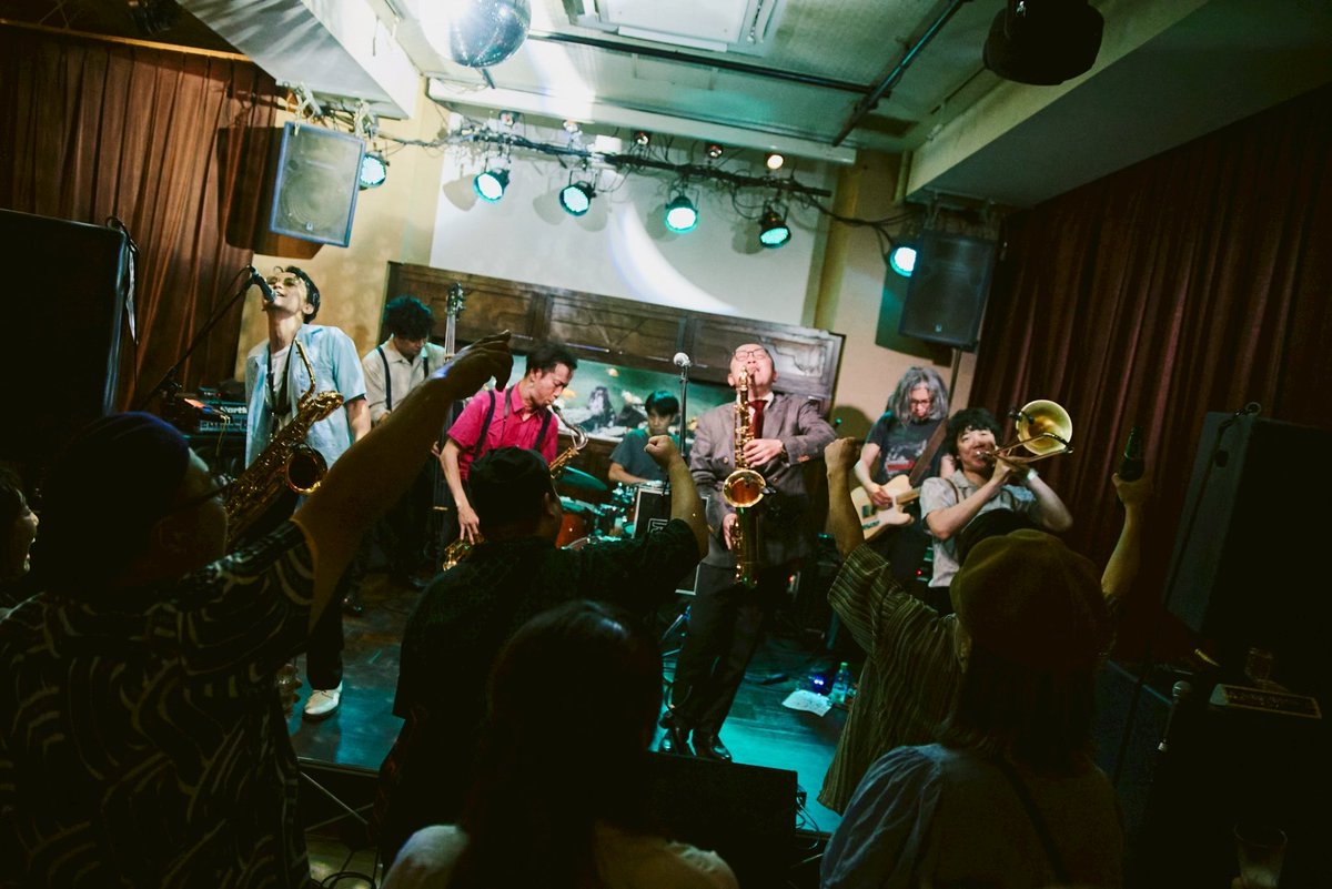 videobrother_'s tweet photo. 【thank you!ESCAPADE!】

昨日も大盛況！
対バンの皆様が素晴らしい素晴らしい
刺激的だわホント🔥

そして多田さん卒業🎓
僕らも10年以上お世話になった大切な人。
飲んで騒いで送り出しました。
本当にありがとう多田さん

Photo by @shirobooon 
※あとリーダーが撮った生音バンドの面々
いい写真 https://t.co/lcS08dgxIh