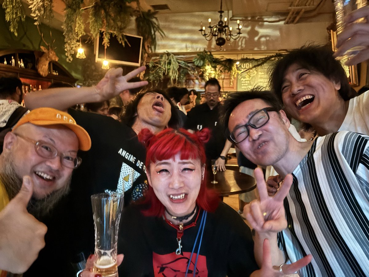 videobrother_'s tweet photo. 【thank you!ESCAPADE!】

昨日も大盛況！
対バンの皆様が素晴らしい素晴らしい
刺激的だわホント🔥

そして多田さん卒業🎓
僕らも10年以上お世話になった大切な人。
飲んで騒いで送り出しました。
本当にありがとう多田さん

Photo by @shirobooon 
※あとリーダーが撮った生音バンドの面々
いい写真 https://t.co/lcS08dgxIh