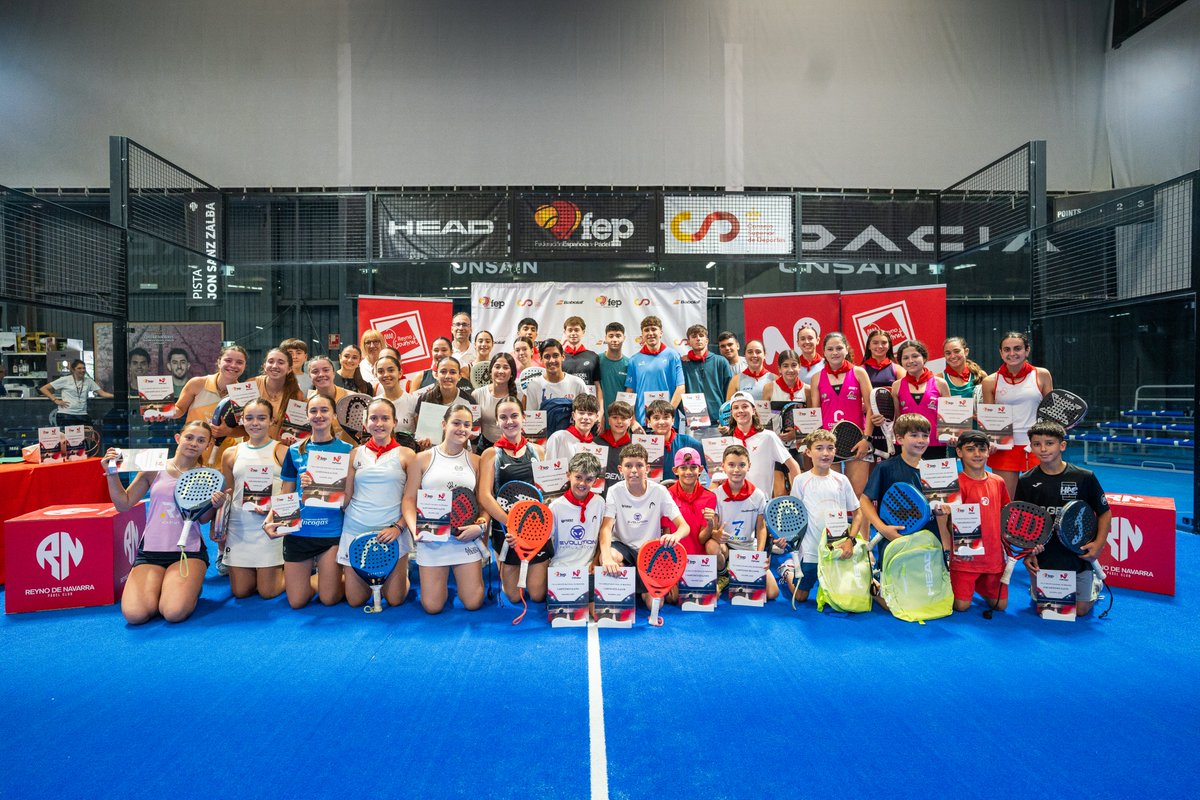 FNPadel's tweet photo. 🏆 ¡𝗚𝗿𝗮𝗻 𝗳𝗶𝗻 𝗱𝗲 𝘀𝗲𝗺𝗮𝗻𝗮 𝗱𝗲 𝗽𝗮́𝗱𝗲𝗹 𝗲𝗻 𝗡𝗮𝘃𝗮𝗿𝗿𝗮!
Más de 500 deportistas de toda España se dieron cita en @PadelReyno y Navarra Pádel Club para disputar el TyC 3 del Circuito Nacional de Menores @babolatpadel 2026.

📝📸: https://t.co/ImPQe3CS8B https://t.co/hFjmdgd878