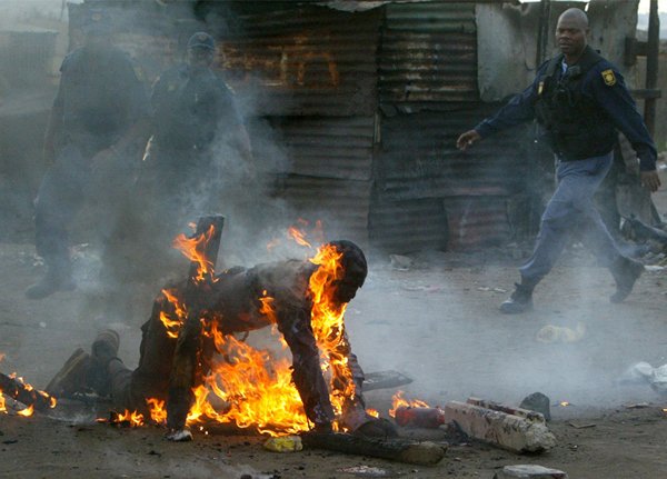 Authenticdj_09's tweet photo. 🇬🇭 
The Government of Ghana is gravely concerned about escalating xenophobic attacks in South Africa. Africans have been targeted by groups posing as anti-immigrant vigilantes, resulting in injuries, looting, property loss, and the seizure of businesses. https://t.co/nyJZmCKDVp
