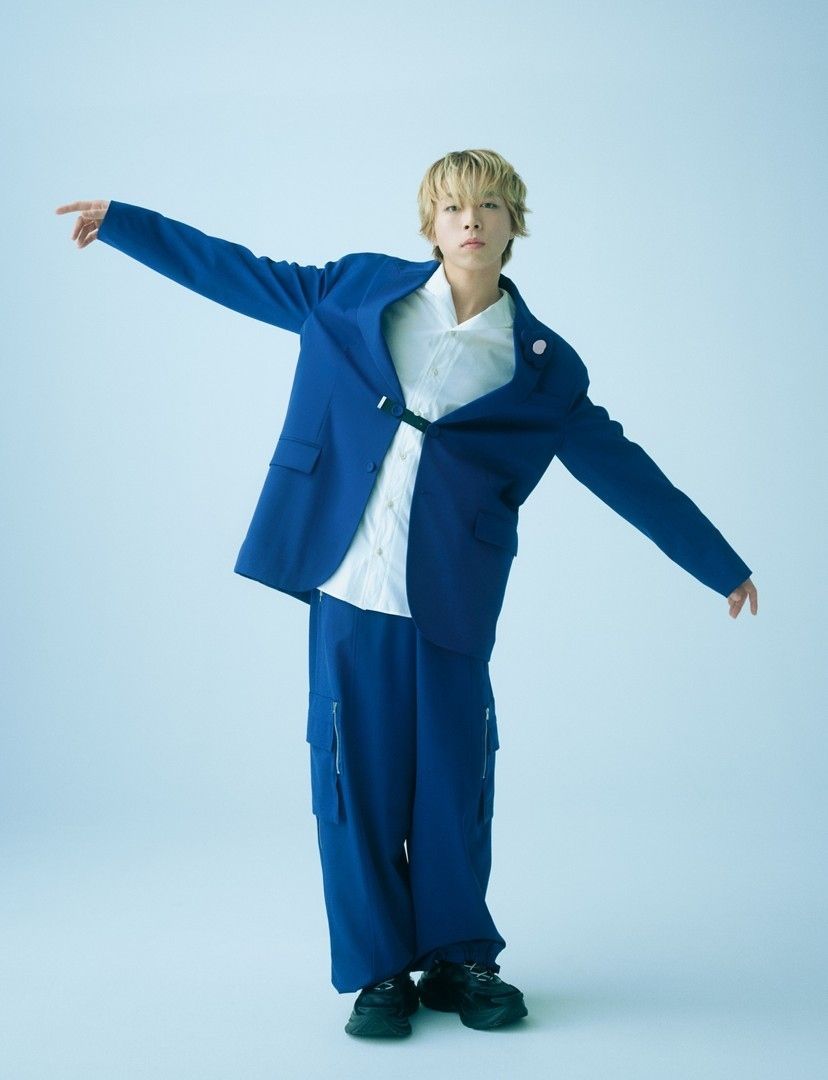 GINZA_magazine's tweet photo. 「コーディネートをミスった日は、テンションが上がらないんですよね。時間があれば家に戻って着替えます。そのまま過ごさないといけない日は、ご飯に誘われても『今日の服じゃ行けない』って断るくらい、僕にとってファッションは大事なものです」 @BEFIRSTofficial

BE:FIRSTのSOTAにインタビュー！
https://t.co/xIHdgErS6R