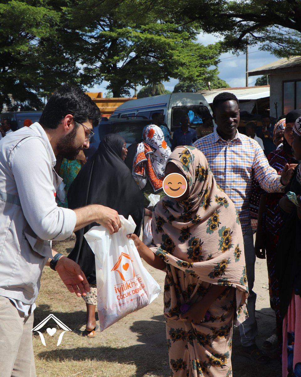 iyilikhane's tweet photo. Bağışladığınız kurbanlar, Afrika’da yetim ve ihtiyaç sahibi çocukların sofralarına bereket, yüzlerine tebessüm oldu. Bayramın mutluluğunu birlikte paylaştık. 😍 https://t.co/9UWOfEKsAl