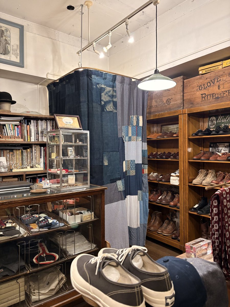 sungchanjugn's tweet photo. Visited two stores, and our first stop was a vintage shop that absolutely spoiled our eyes. The collection was so good we genuinely couldn’t decide what to buy first. Real question though, does thrifting also make you suddenly indecisive, or is that just part of the experience? https://t.co/JqfhpyK8D3
