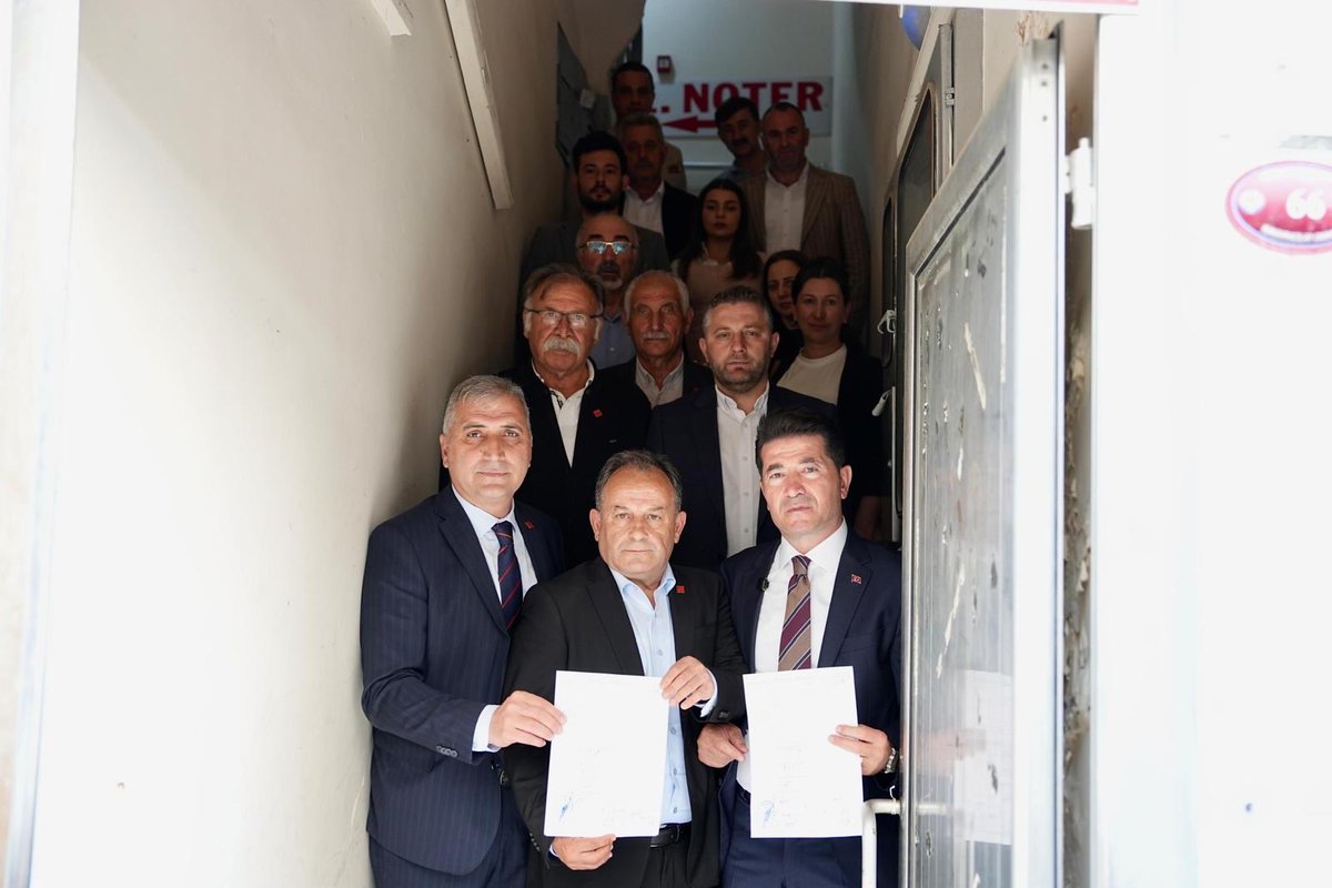 BatmazHaluk's tweet photo. Partimize yönelik gerçekleştirilen açık işgal operasyonunu ve bu süreçte dayatılan atanmış genel başkanı kesinlikle tanımıyoruz. 38. Olağan Kurultay delegeleri olarak, bu antidemokratik müdahaleye karşı tüm  kurultay delegesi ,arkadaşlarımızla birlikte noter aracılığıyla olağanüstü kurultay çağrımızı yapmış bulunuyoruz. İrademize sahip çıkıyor, partimizin geleceğini vesayet girişimlerine teslim etmiyoruz.@herkesicinCHP 
@ozgurozeliletsm 
@kilicdarogluk